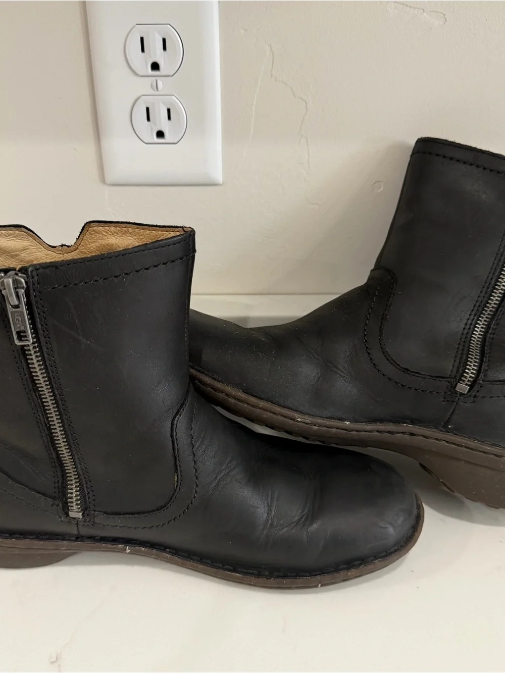 UGG Women's Sz9 Neevah Short 1004177 Black Leather Shearling Lined Ankle Boots